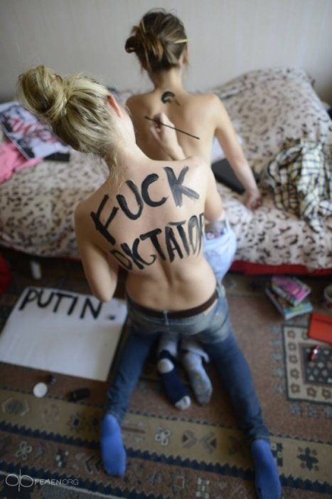 В Інтернет злили фото з вкрадених флешок про побут Femen. ФОТО
