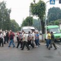В Житомире около сотни людей пикетируют облавтодор – требуют зарплату, которую не получали с февраля