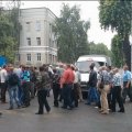 В Житомире около сотни людей пикетируют облавтодор – требуют зарплату, которую не получали с февраля