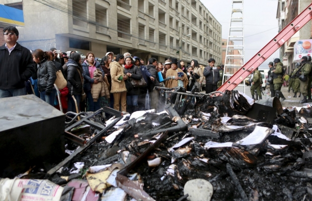У Болівії протестувальники спалили мерію разом з працівниками. ФОТО. ВІДЕО У Болівії протестувальники спалили мерію разом з працівниками. ФОТО. ВІДЕО