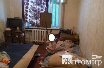 У Житомирі чоловік, перебуваючи у квартирі з трьома маленькими дітьми, намагався порізати собі руки та живіт