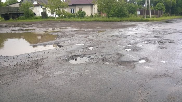 У Черняхівському районі вантажівки з кар’єрів вщент розбили 11 кілометрів сільської  дороги