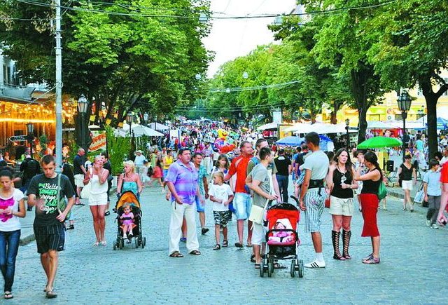 На Дерибасівській гуляють, читають, крадуть…