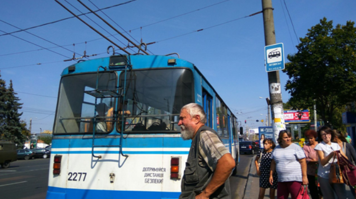 У годину пік пасажири житомирського тролейбусу лишилися з поручнем у руках У годину пік пасажири житомирського тролейбусу лишилися з поручнем у руках