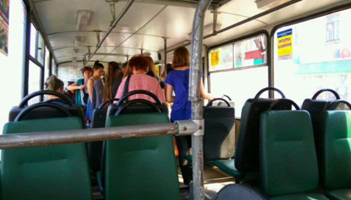 У годину пік пасажири житомирського тролейбусу лишилися з поручнем у руках У годину пік пасажири житомирського тролейбусу лишилися з поручнем у руках