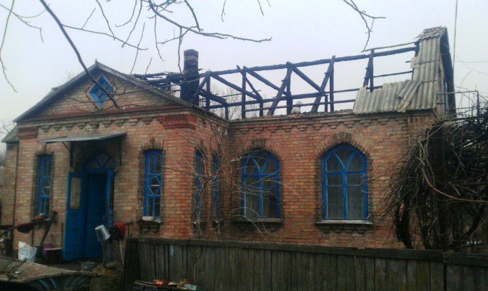 У Брусилівському районі серед ночі згорів дах будинку 