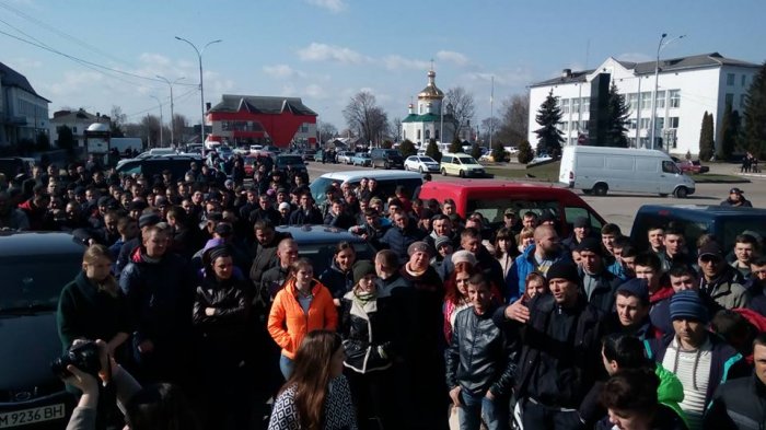 Жителі Олевська на мітингу вимагають легалізувати видобуток бурштину
