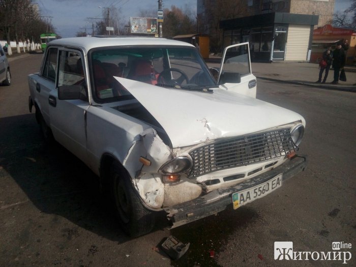 У Житомирі біля водоканалу зіштовхнулися «Рено» та «Жигулі»