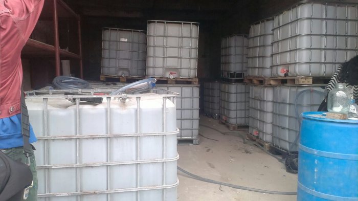 У Житомирі викрили підпільні цехи з 12 тоннами етилового спирту та 5 тоннами готової продукції