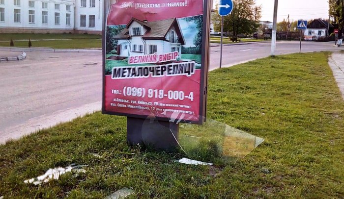 В Олевську вандали розбивають сітілайти: постраждав Ляшко