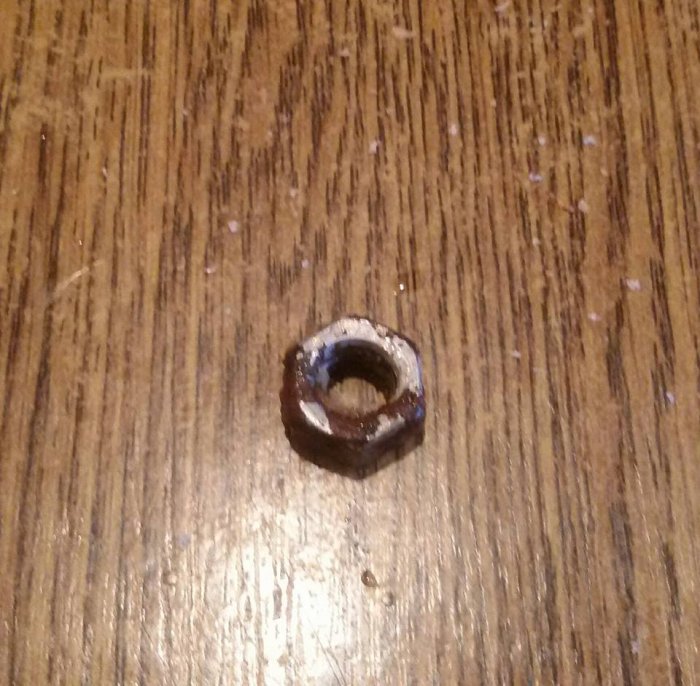 У скибці бердичівського батону жінка знайшла залізну гайку