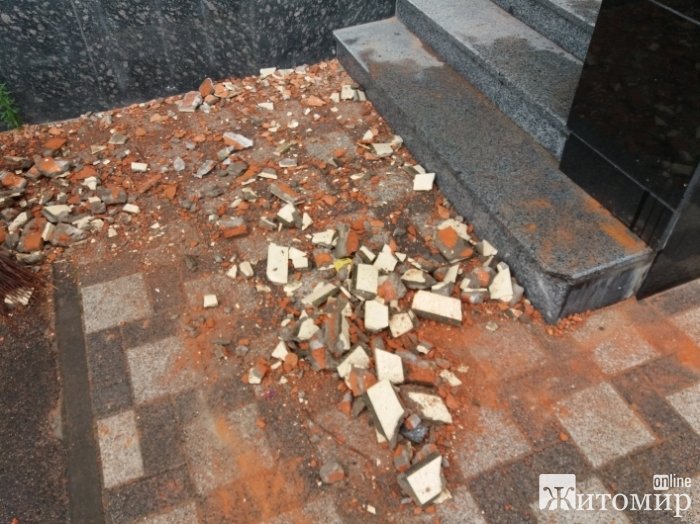 У центрі Житомира на голови перехожих сипляться шматки фасадної плитки з цеглою.ФОТО