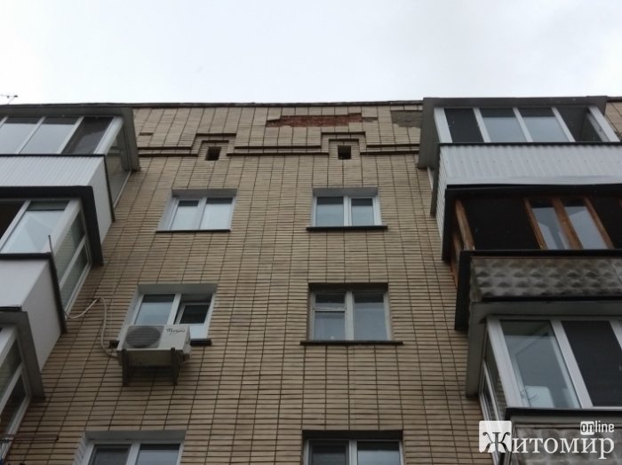 У центрі Житомира на голови перехожих сипляться шматки фасадної плитки з цеглою.ФОТО