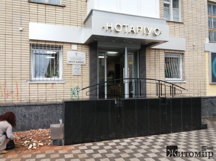 У центрі Житомира на голови перехожих сипляться шматки фасадної плитки з цеглою.ФОТО