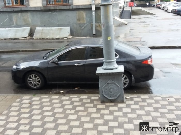 У центрі Житомира на голови перехожих сипляться шматки фасадної плитки з цеглою.ФОТО