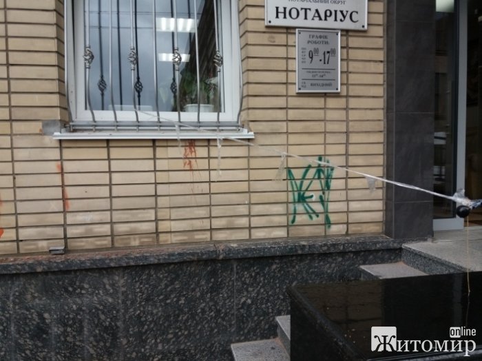 У центрі Житомира на голови перехожих сипляться шматки фасадної плитки з цеглою.ФОТО