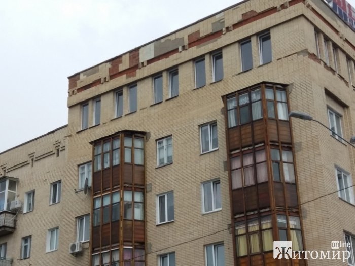 У центрі Житомира на голови перехожих сипляться шматки фасадної плитки з цеглою.ФОТО