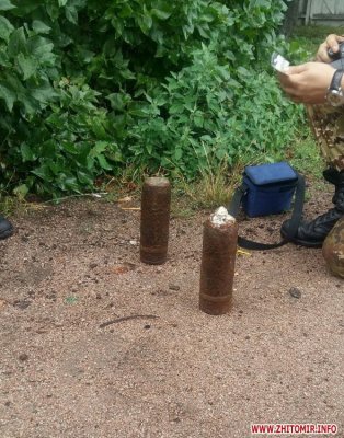 На коліях залізничного вокзалу Житомира виявили два снаряди, рух потягів призупиняли