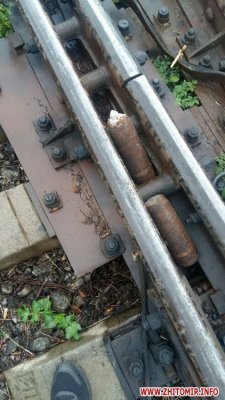 На коліях залізничного вокзалу Житомира виявили два снаряди, рух потягів призупиняли