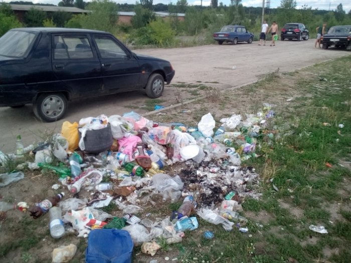 Береги кар’єру на Селецькій у Житомирі закидані сміттям, серед якого відпочивають люди.ФОТО
