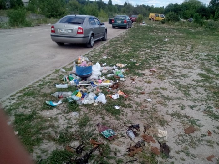 Береги кар’єру на Селецькій у Житомирі закидані сміттям, серед якого відпочивають люди.ФОТО