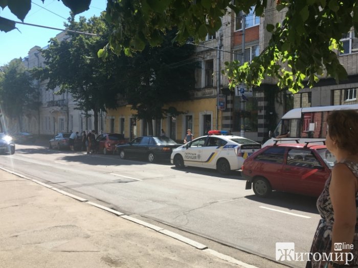 На Великій Бердичівській у Житомирі зіштовхнулося кілька легковиків.ФОТО
