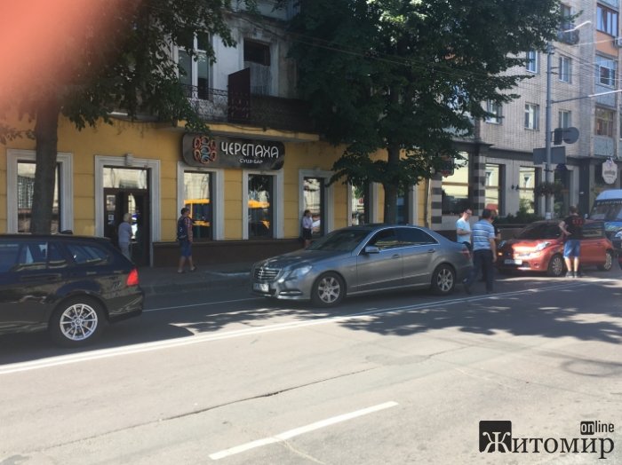 На Великій Бердичівській у Житомирі зіштовхнулося кілька легковиків.ФОТО