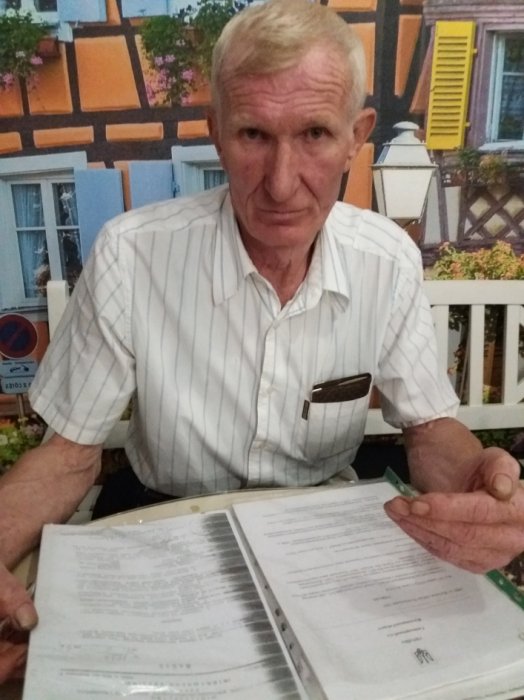 Перший заступник голови облради Сергій Крамаренко виганяє пенсіонерів з будинку, в якому вони прожили 23 роки
