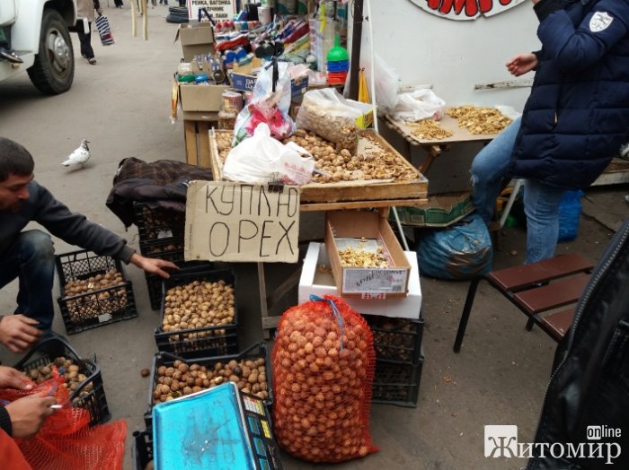На Житньому ринку в Житомирі зараз процвітає горіховий бізнес