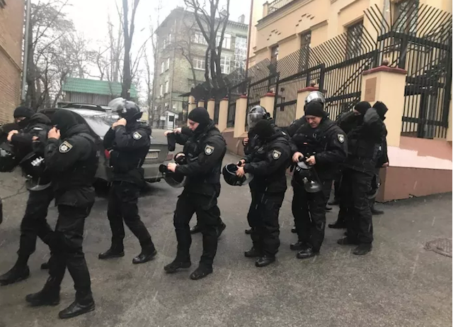 Саакашвили собирается спрыгнуть с крыши Саакашвили собирается спрыгнуть с крыши