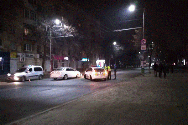 ДТП у Житомирі: На Київській автівка збила дівчину. ФОТО ДТП у Житомирі: На Київській автівка збила дівчину. ФОТО