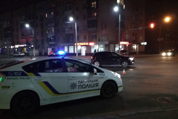 ДТП у Житомирі: На Київській автівка збила дівчину. ФОТО ДТП у Житомирі: На Київській автівка збила дівчину. ФОТО