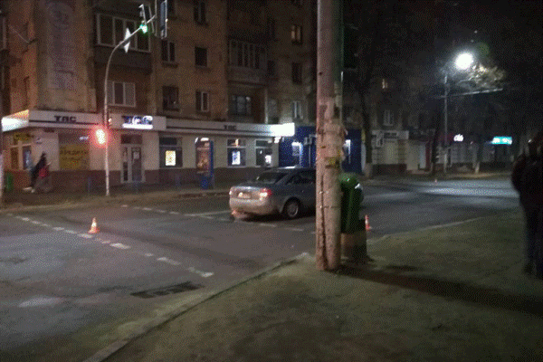 ДТП у Житомирі: На Київській автівка збила дівчину. ФОТО ДТП у Житомирі: На Київській автівка збила дівчину. ФОТО