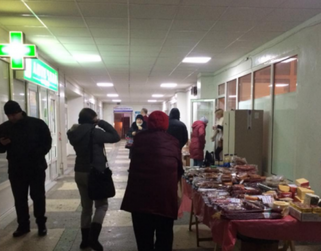 В поликлинику за колбасой? Фото из киевской больницы возмутило сеть В поликлинику за колбасой? Фото из киевской больницы возмутило сеть