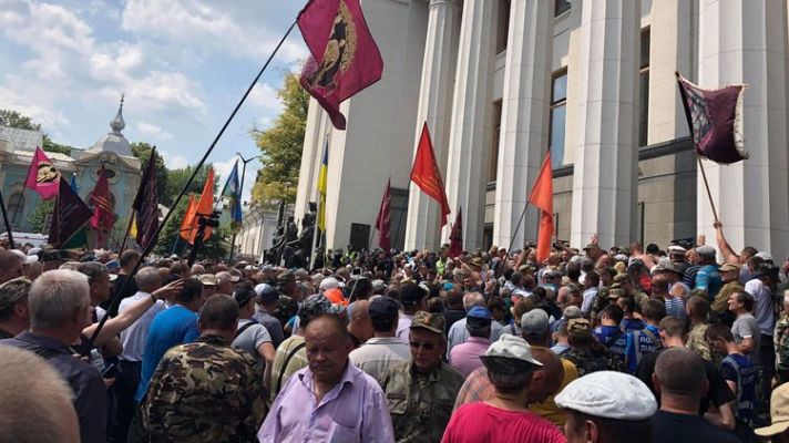 Верховную Раду штурмовали афганцы, шахтеры и чернобыльцы. Как это было Верховную Раду штурмовали афганцы, шахтеры и чернобыльцы. Как это было