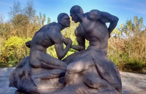 У Коростишеві з’явився еротичний пам’ятник Кличкам. ФОТО У Коростишеві з’явився еротичний пам’ятник Кличкам. ФОТО