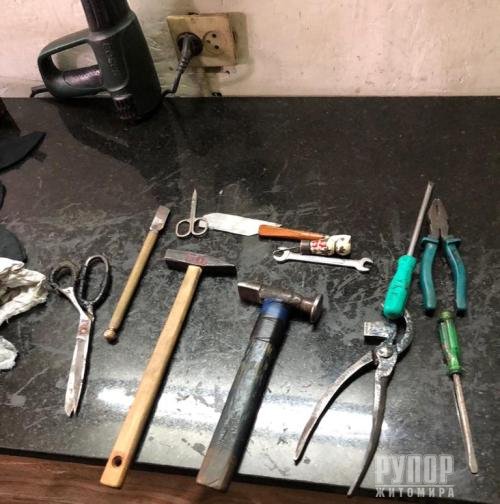 У Житомирській виправній колонії виявили замасковану схованку із ножами. ФОТО У Житомирській виправній колонії виявили замасковану схованку із ножами. ФОТО