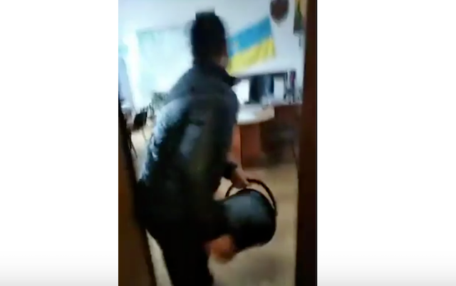 Житомиряни, обурені ожеледицею і травматизмом на вулицях міста, висипали у кабінеті Дмитра Ткачука відро піску. ВІДЕО Житомиряни, обурені ожеледицею і травматизмом на вулицях міста, висипали у кабінеті Дмитра Ткачука відро піску. ВІДЕО