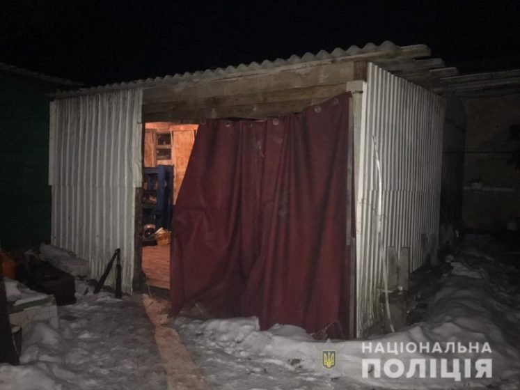 Кривавими слідами: 17-річний юнак намагався вбити меншу сестру сковорідкою. ФОТО Кривавими слідами: 17-річний юнак намагався вбити меншу сестру сковорідкою. ФОТО