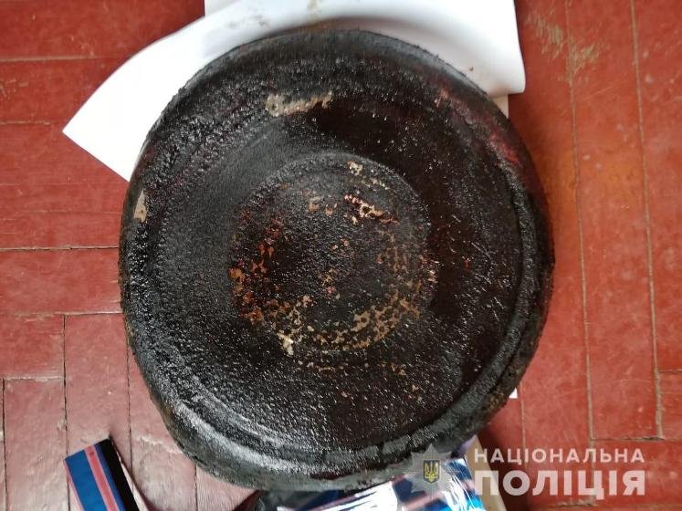 Кривавими слідами: 17-річний юнак намагався вбити меншу сестру сковорідкою. ФОТО Кривавими слідами: 17-річний юнак намагався вбити меншу сестру сковорідкою. ФОТО