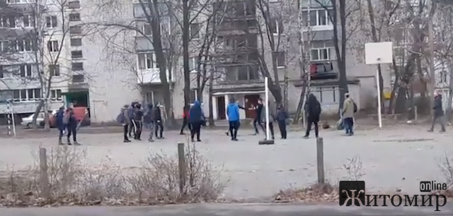 У Житомирі парубки жорстоко гамселили один одного на спортивному майданчику. ВІДЕО У Житомирі парубки жорстоко гамселили один одного на спортивному майданчику. ВІДЕО