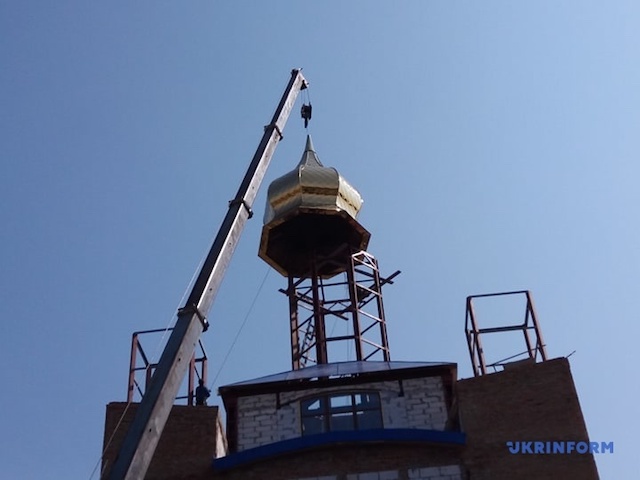У Житомирі митрополит Епіфаній освятив накупольні хрести кафедрального храму. ФОТО У Житомирі митрополит Епіфаній освятив накупольні хрести кафедрального храму. ФОТО