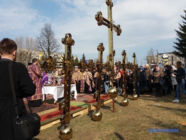 У Житомирі митрополит Епіфаній освятив накупольні хрести кафедрального храму. ФОТО У Житомирі митрополит Епіфаній освятив накупольні хрести кафедрального храму. ФОТО