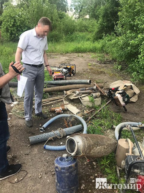 На Олевщині СБУ припинила діяльність угруповання з незаконного видобутку і збуту бурштину. ФОТО На Олевщині СБУ припинила діяльність угруповання з незаконного видобутку і збуту бурштину. ФОТО
