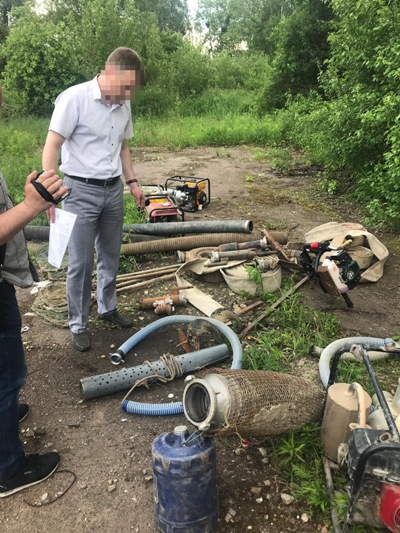 На Житомирщині СБУ припинила діяльність угруповання з незаконного видобутку і збуту бурштину На Житомирщині СБУ припинила діяльність угруповання з незаконного видобутку і збуту бурштину