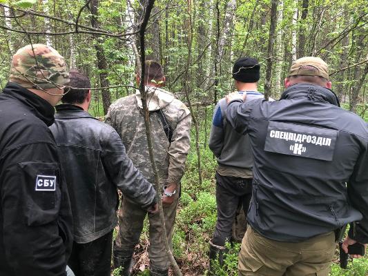 На Житомирщині СБУ припинила діяльність угруповання з незаконного видобутку і збуту бурштину На Житомирщині СБУ припинила діяльність угруповання з незаконного видобутку і збуту бурштину
