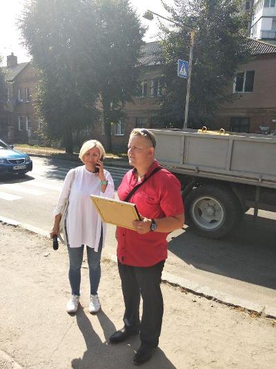 Біля житомирської перукарні встановили найбільші металеві ножиці в Україні. ФОТО Біля житомирської перукарні встановили найбільші металеві ножиці в Україні. ФОТО