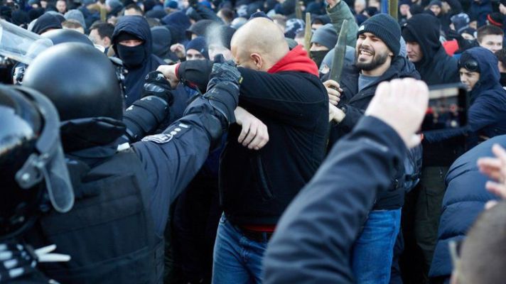 Газ, палатки, драки и задержания. Под Радой идут столкновения с полицией Газ, палатки, драки и задержания. Под Радой идут столкновения с полицией