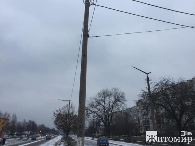 У Коростишеві щохвилини на містян може впасти бетонна електроопора. ФОТО