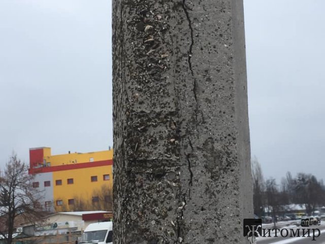 У Коростишеві щохвилини на містян може впасти бетонна електроопора. ФОТО